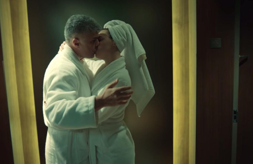 İstanbullu Gelin'de zıvanadan çıkaran bornozlu öpüşme!