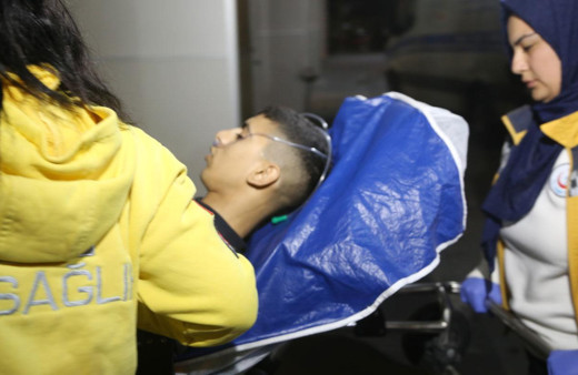 Yatağında yaralı bulunan genç hastaneye kaldırıldı