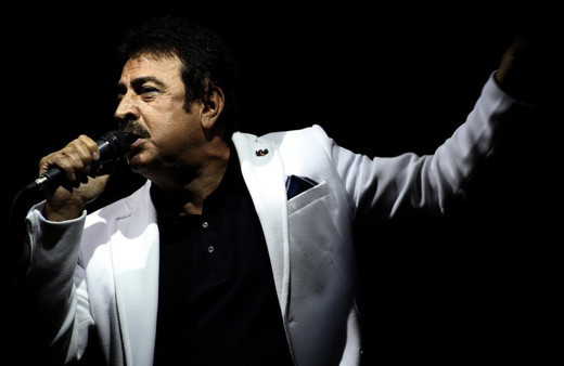 Ahmet Selçuk İlkan kaç yaşında evli mi eşi kimdir?