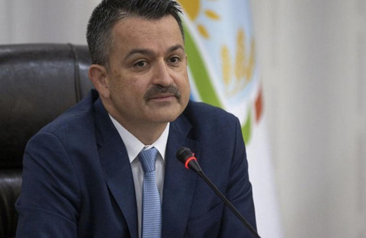 Bakan Pakdemirli'den çamaşır suyunda tavuk eti deneyi makam odasında yaptı