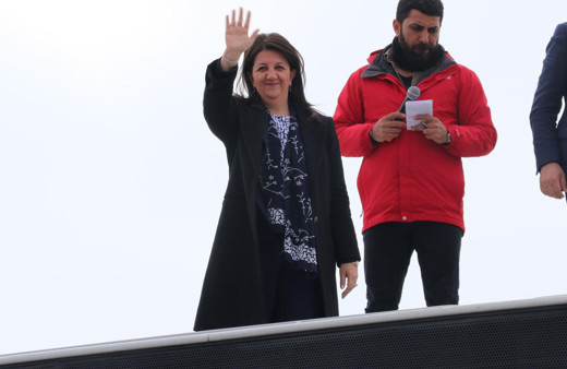 Pervin Buldan ezan okununca konuşmasına ara verdi