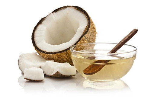 Hindistan ceviz yağının faydaları bir miktar pamuğa sürüp...