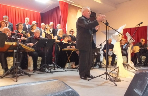 Tarlada çiftçi camide müezzin sahnede şarkıcı