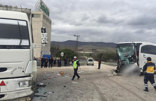 Amasya'da yolcu otobüsü ile kamyon çarpıştı