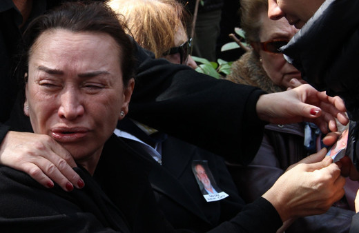 Demet Akbağ ağlaya ağlaya taziyeleri kabul etti yürek yakan görüntüsü