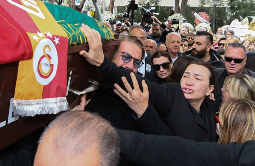 Demet Akbağ eşi Zafer Çika'nın tabutunu taşımak istedi ağlatan anlar