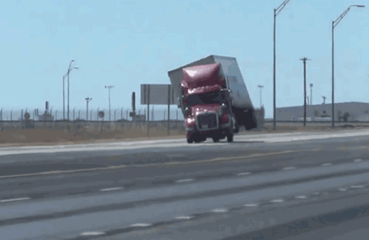 TIR'ın devrilme anı saniye saniye kaydedildi