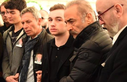 Yılmaz Erdoğan babasının tabutu başında fenalaşan Ali'yi teselli etti