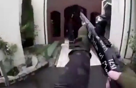 Yeni Zelanda'daki camiye saldırı anı görüntüleri! Katil tarayarak giriyor