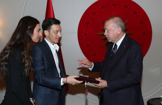 Cumhurbaşkanı Erdoğan, Mesut Özil'i ve Amine Gülşe'yi kabul etti