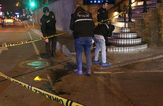 Etiler'de bir restoranın önünde silah sesleri