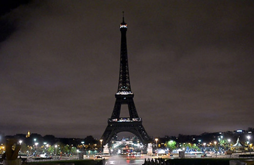 Eyfel Kulesi'nin ışıkları Yeni Zelanda için karartıldı