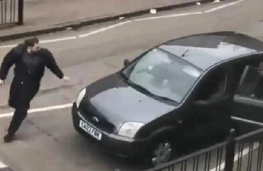 Londra'da cami önünde müslüman gruba ırkçı saldırı!