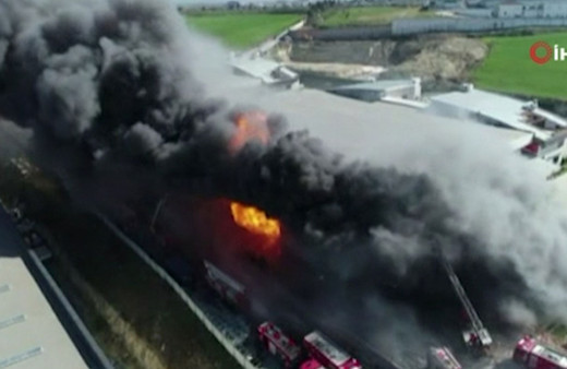 Arnavutköy'de kimyasal fabrikasında yangın havadan görüntülendi