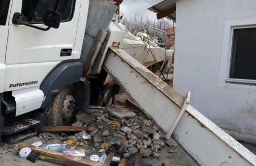 Isparta'da devrilen beton kamyonu altında can verdi