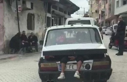 Bagajdan sarkan bir çift bacak görenler şaşırdı