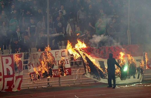 Ortalık savaş alanına döndü! Dev derbi tatil edildi