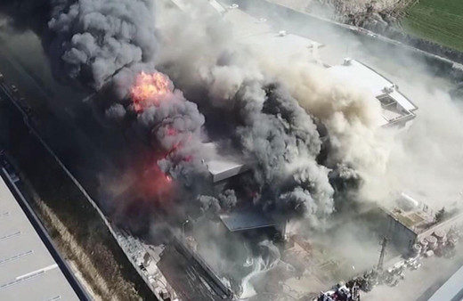 Hadımköy'de büyük fabrika yangını! Patlamalar oluyor