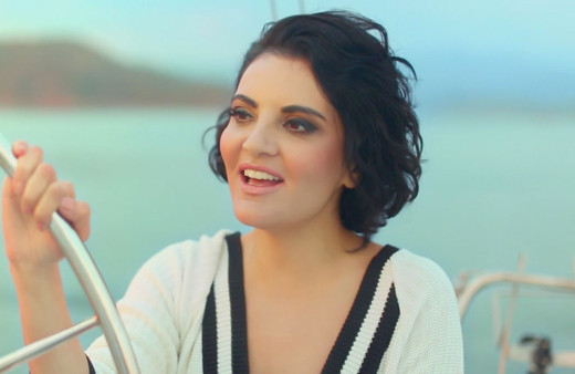 Göksel'in yataktaki cesur tatil pozu sosyal medyayı salladı