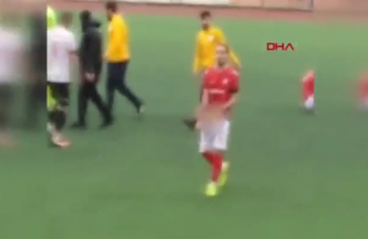 Maçta skandal! Futbolcu taraftara cinsel organını gösterdi!
