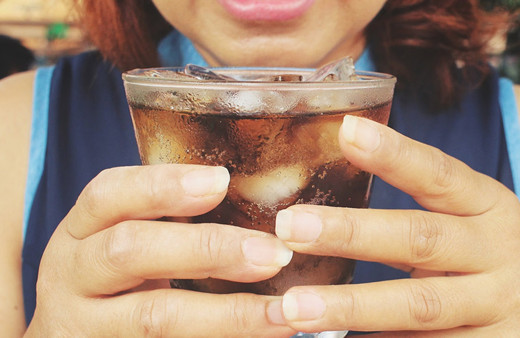 Şekerli içecek tüketimi erken ölüm riskini artırıyor