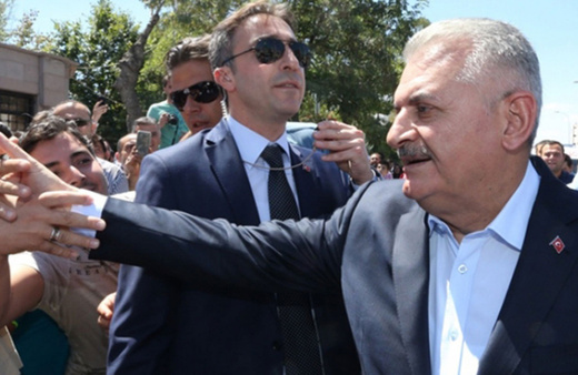 Binali Yıldırım diğer partilerin stantlarına da selam verdi!