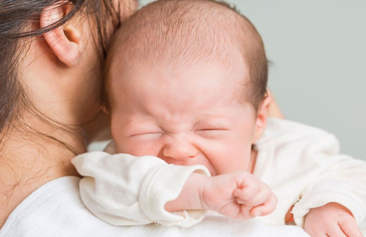 Bebeğinize sakın bunu yapmayın! Kundaklamak ve kucağa almak...