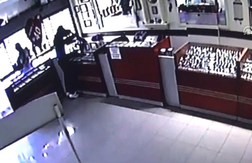 Çorum'da kuyumcu soygunu güvenlik kamerasında