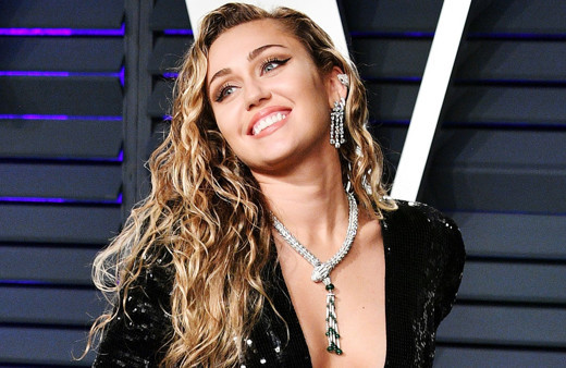 Miley Cyrus iyice abarttı çırılçıplak pozu ortalığı kasıp kavurdu!
