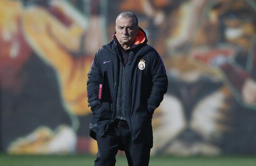 Terim'in sabrı taştı! İkinci kez kaçtı kalemini kırdı