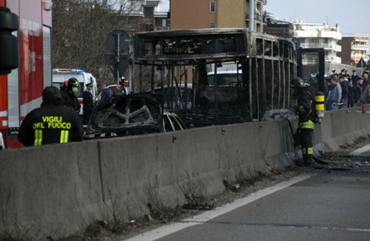İçinde öğrenciler olan otobüsü kaçırdı, öğrenciler kaçtı, o otobüsü yaktı