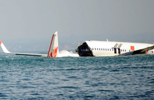 Endonezya'da uçak çakılırken pilotlar kılavuz arıyormuş