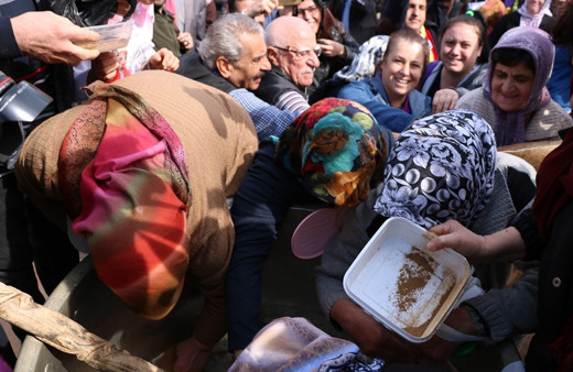 Manisa'da mesir festivali karma töreninde kazan izdihamı