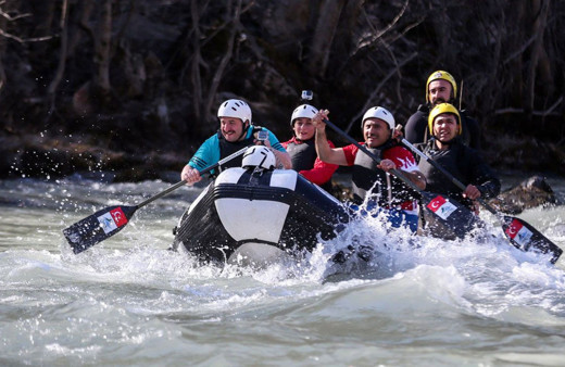 Bakan Varank Munzur nehrinde rafting yaptı