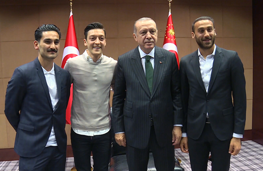 Mesut Özil'den sonra bir Türk'e daha saldırı