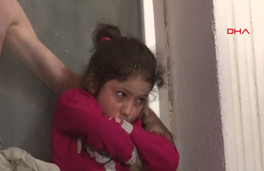 Yangında üst katlarda mahsur kalan 10 kişiyi itfaiye kurtardı