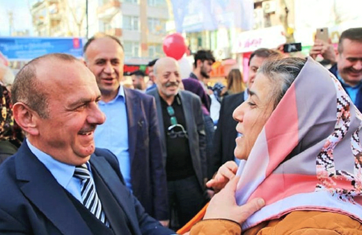 CHP'li aday Mehmet Salih Usta sokak sokak dolaşarak başörtüsü dağıtıyor!