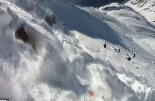 Çığ düştü!Dehşet anları kamerada