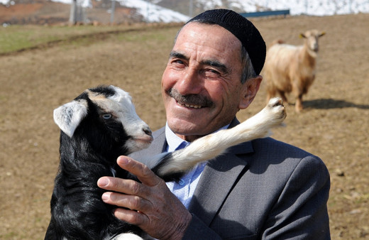 Bingöl'de köydeki çoban 8 yıl sonra başardı köye gelip fotoğraf çektiriyorlar