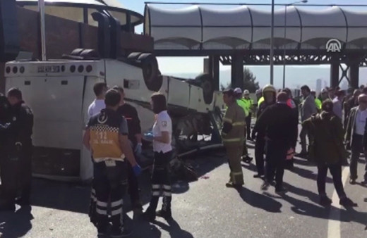 İzmir'de servis minibüsü devrildi: 20 yaralı