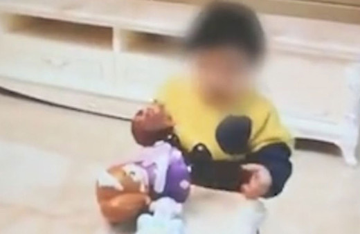 Kumar borcunu ödeyemedi 1 yaşındaki kızını internetten satışa çıkardı