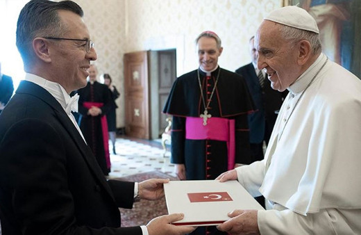 Büyükelçi Göktaş Papa'ya güven mektubunu sundu