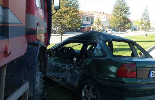 Aksaray'da feci kaza! Kamyon ile otomobil çarpıştı
