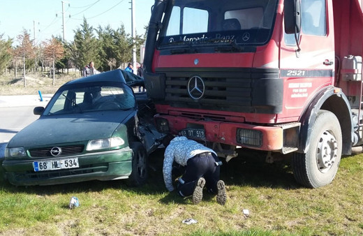 Aksaray'da feci kaza! Kamyon ile otomobil çarpıştı
