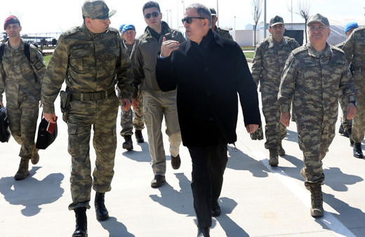 Bakan Hulusi Akar ve komutanlar Suriye sınırının sıfır noktasında!