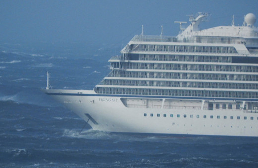 Norveç'ten yola çıkan Viking Sky gemisi için nefesler tutuldu
