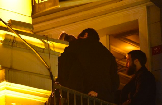 Kadro dışı kalan Tolga Zengin sevgilisiyle balkonda yakalandı