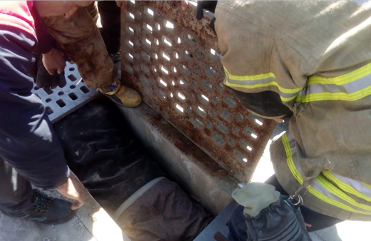 İzmir'de mazgala sıkışan adam itfaiyeyi alarma geçirdi