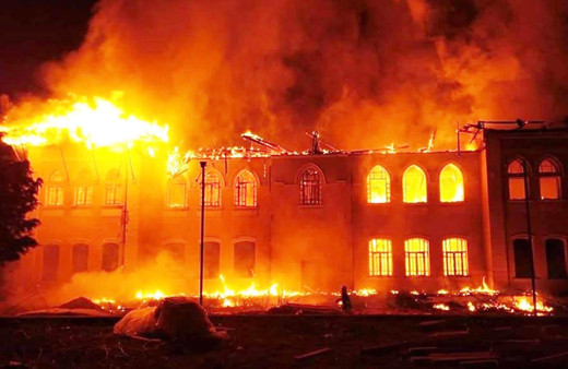 Denizli'de tarihi okul cayır cayır yandı