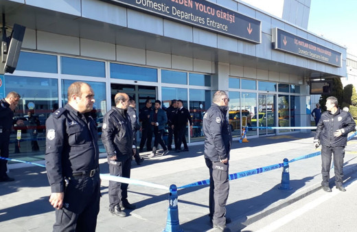 Kayseri Havalimanı'nda silah sesleri! Yaralı polisler var